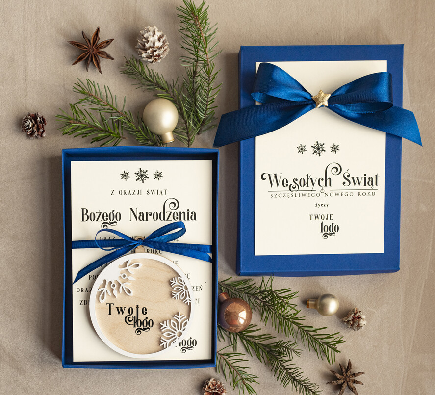 Kartki świąteczne z logo firmy kartka pudełko Biznesowe kartki świąteczne z logo w pudełku sniezynki bombką na choinkę- drewniane zawieszki na choinkę prezent dla klientów1
