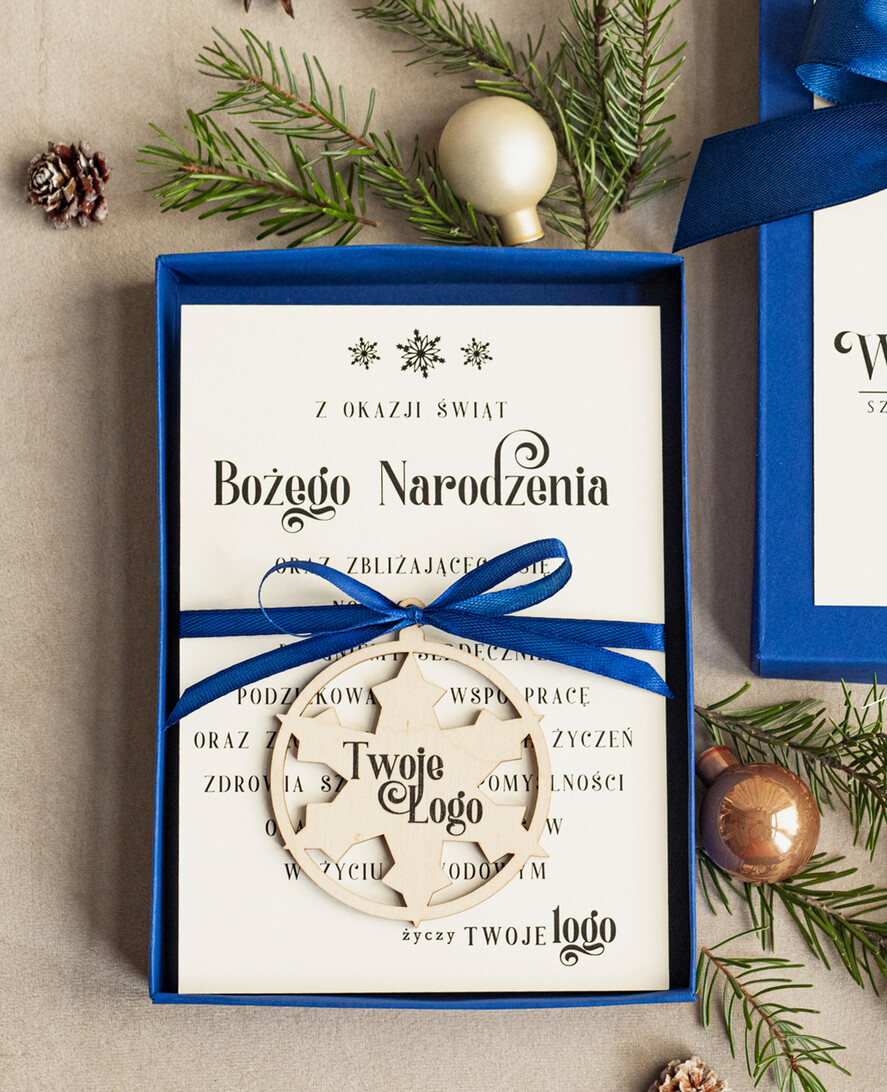 Kartki świąteczne z logo firmy kartka pudełko Biznesowe kartki świąteczne z logo w pudełku śniezka bombką na choinkę- drewniane zawieszki na choinkę prezent dla klientów1