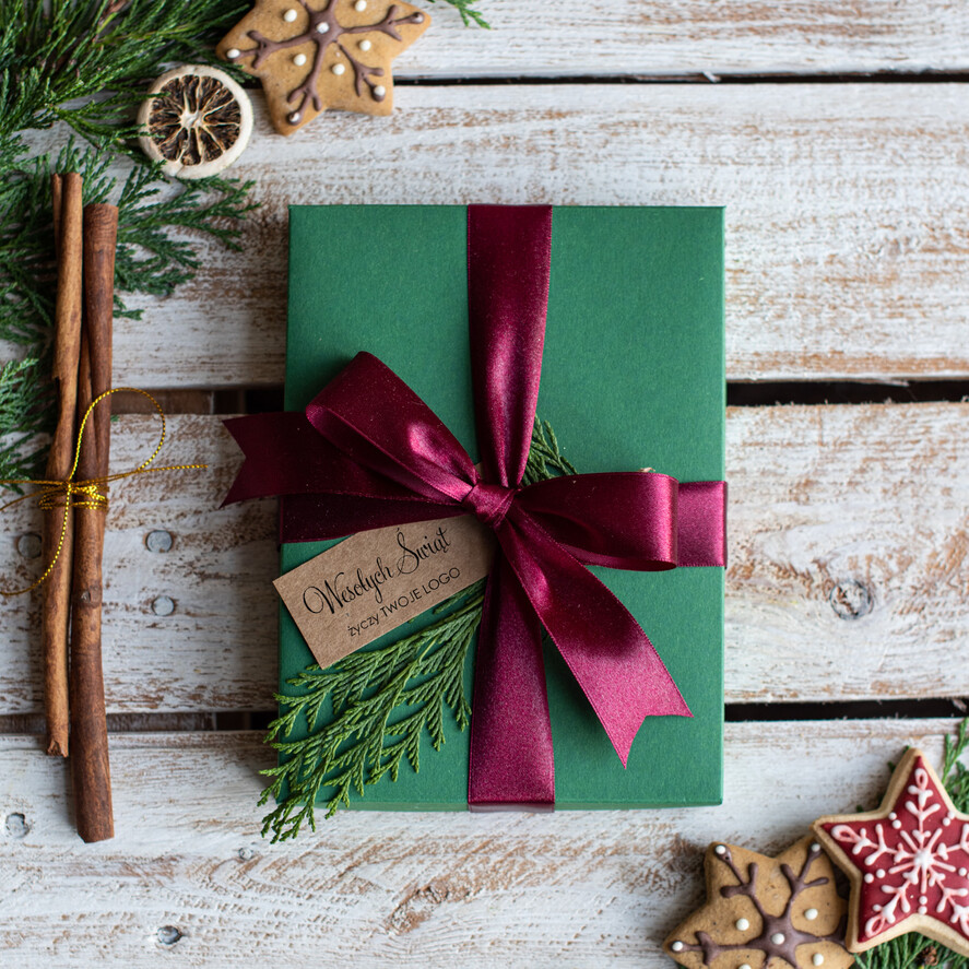 Kartki świąteczne z logo firmy kartka pudełko firmowe kartki swiateczne z logo, bożonarodzeniowe pudełka z gałązką i kartką świąteczną2