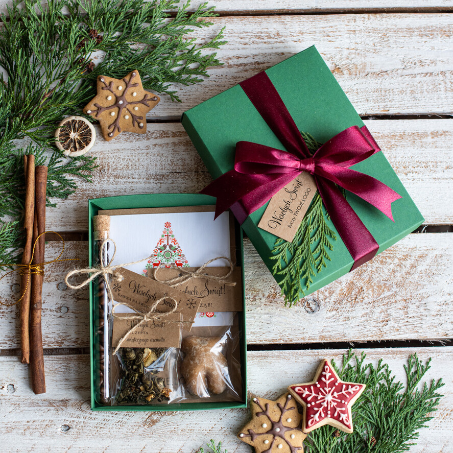 Kartki świąteczne z logo firmy kartka pudełko firmowe kartki swiateczne z logo, bożonarodzeniowe pudełka z gałązką i kartką świąteczną0