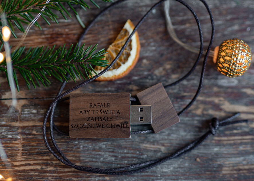 prezenty dla niego pendrive podstawki na tablet telefon pomysły na prezenty świąteczne dla mężczyzny pendrive3