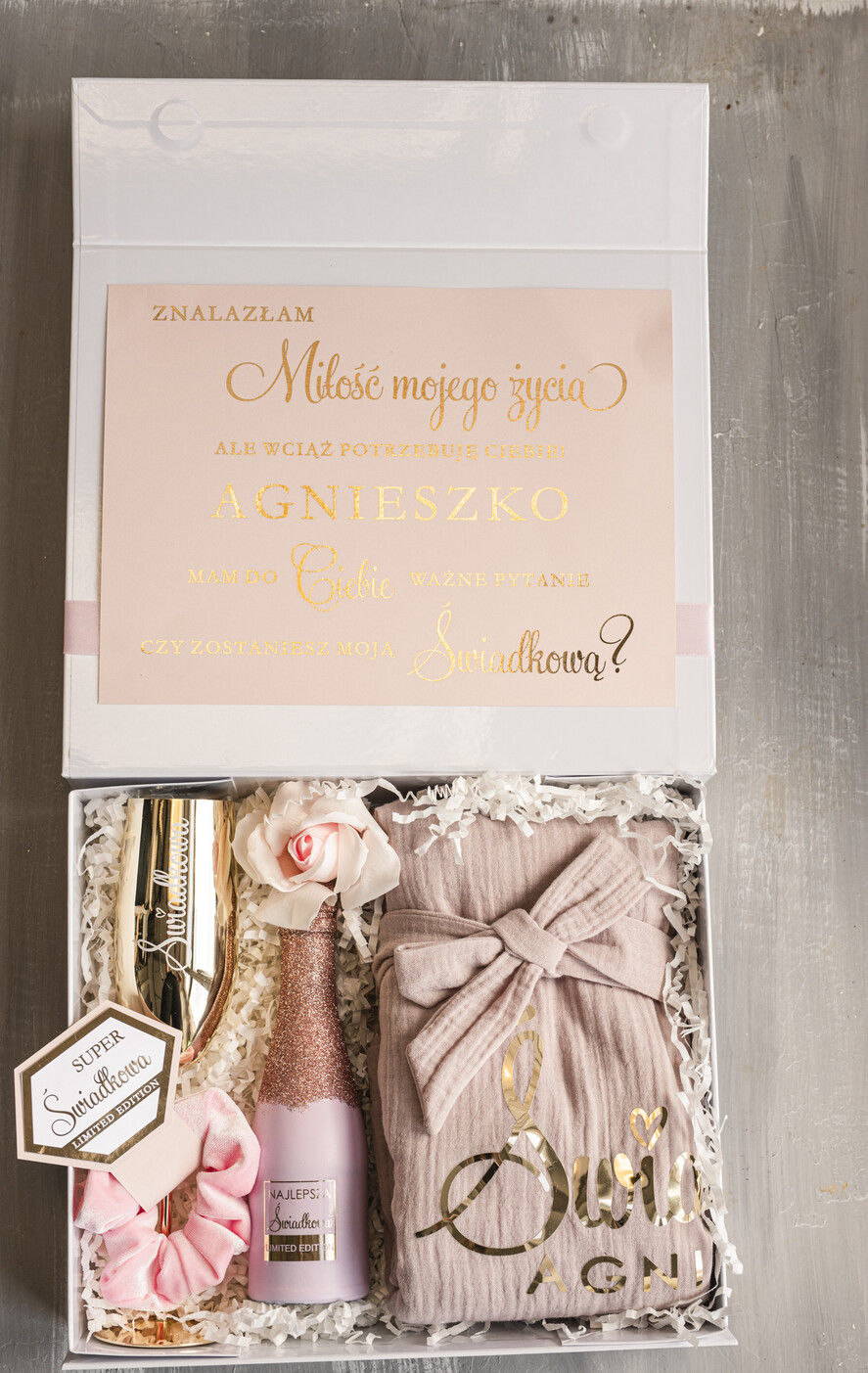 Prezenty dla świadków boxy prezentowe dla Świadkowej, prośba o świadkowanie prezent dla druhny, pomysł na prezent dla świadkowej, Box prezentowy dla świadkowej z różowym szlafrokiem, zestaw prezentowy dla druhny3