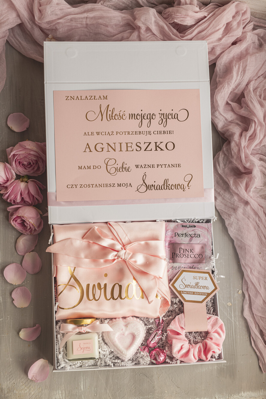 Prezenty dla świadków boxy prezentowe dla Świadkowej, prośba o świadkowanie Praktyczny i przydatny Box prezentowy dla świadkowej z kosmetykami i szlafrokiem, prezent dla druhny, prośba o świadkowanie pudelko prezentowe dla świadkowej 7