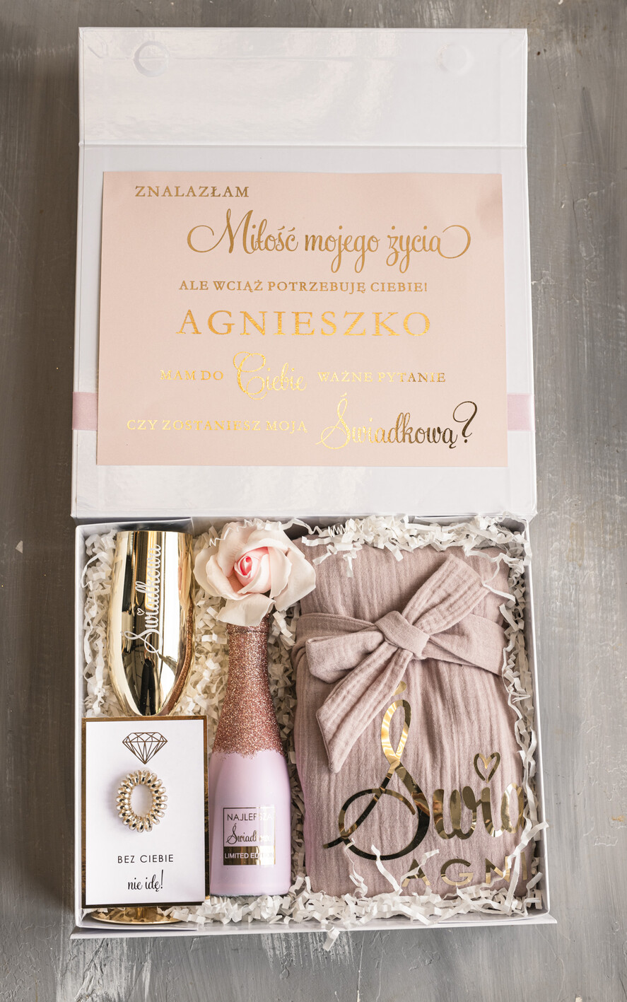 Prezenty dla świadków boxy prezentowe dla Świadkowej, prośba o świadkowanie prezent dla druhny, pomysł na prezent dla świadkowej, Box prezentowy dla świadkowej z różowym szlafrokiem, zestaw prezentowy dla druhny1