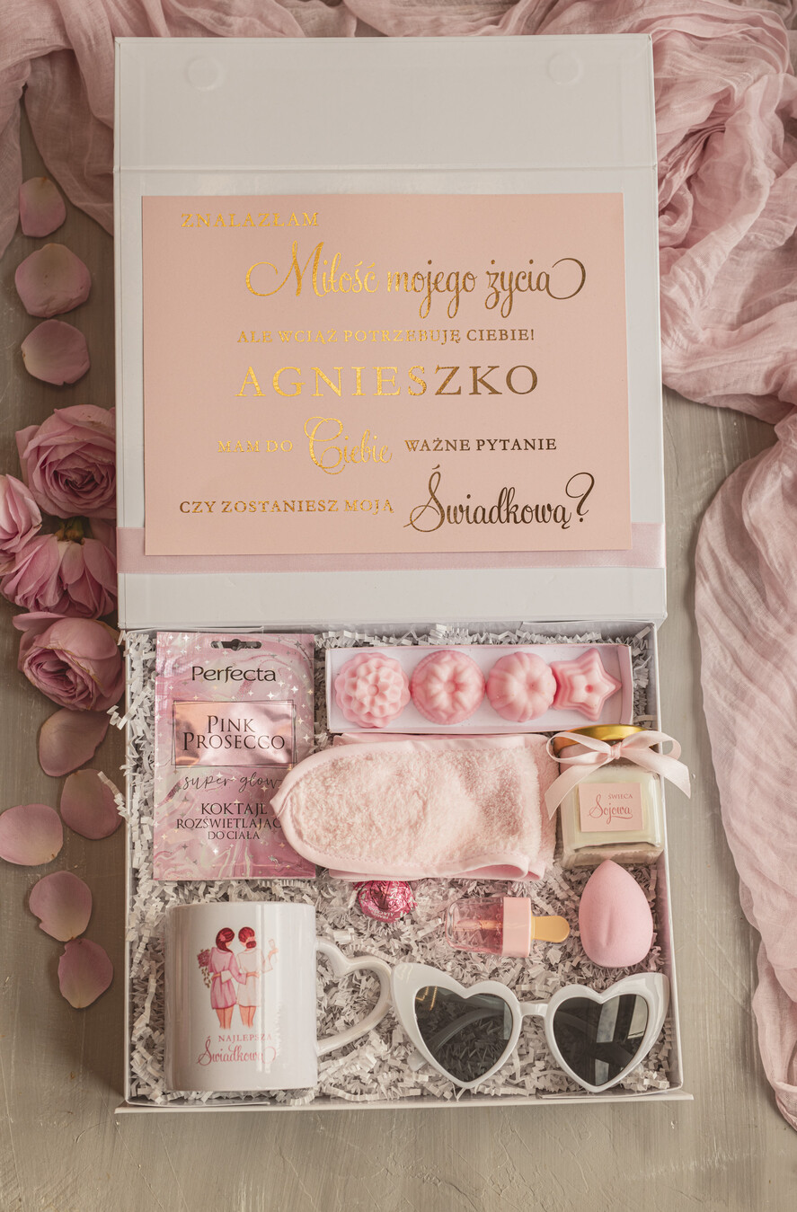 Prezenty dla świadków boxy prezentowe dla Świadkowej, prośba o świadkowanie pomysł na prośbę o świadkowanie, prezent dla świadkowej zestaw kosmetyków, kubek dla świadkowej, box prezentowy dla świadkowej i druhny0