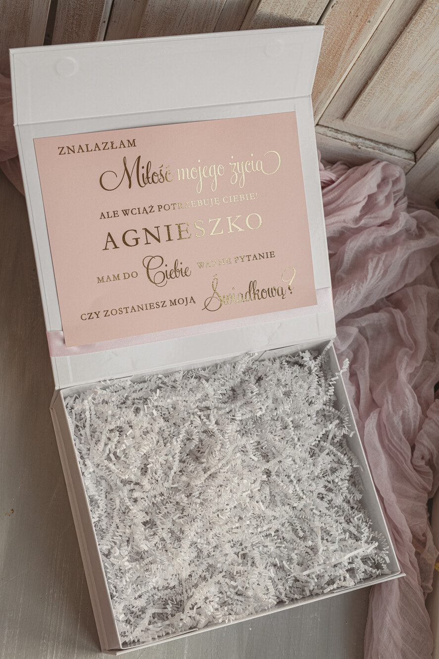 Prezenty dla świadków boxy prezentowe dla Świadkowej, prośba o świadkowanie Szlafrok Dla Świadkowej Ze Złotym Napisem - Prośba o Świadkowanie Box Prezentowy, prezent dla świadkowej w białym pudełku, Imię świadkowej na pudełku 7