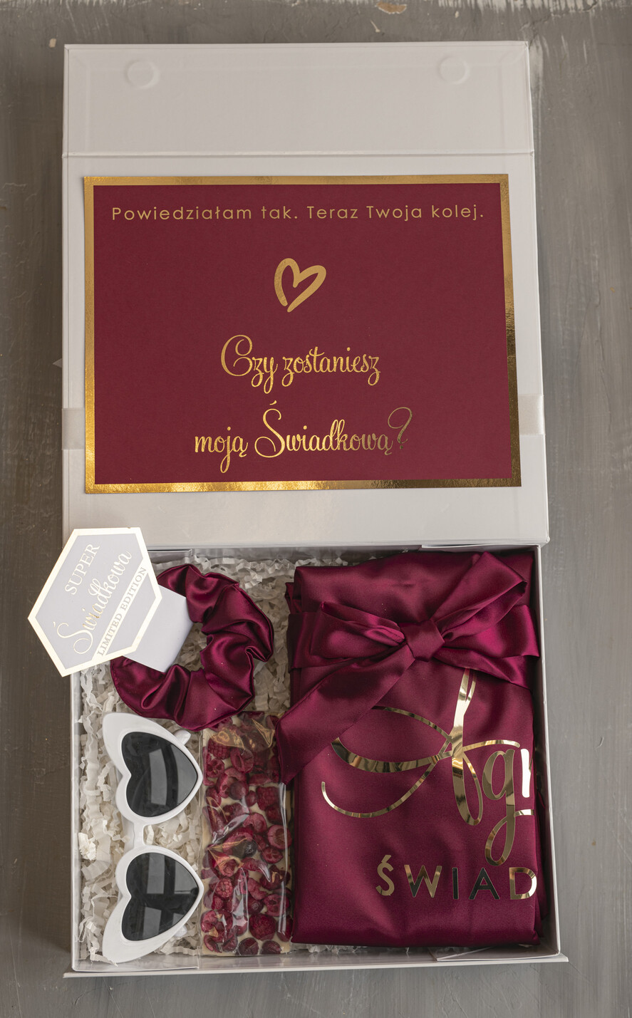 Prezenty dla świadków boxy prezentowe dla Świadkowej, prośba o świadkowanie prezent dla druhny, pomysł na prezent dla świadkowej, Box prezentowy dla świadkowej z bordowym szlafrokiem, zestaw prezentowy dla druhny1