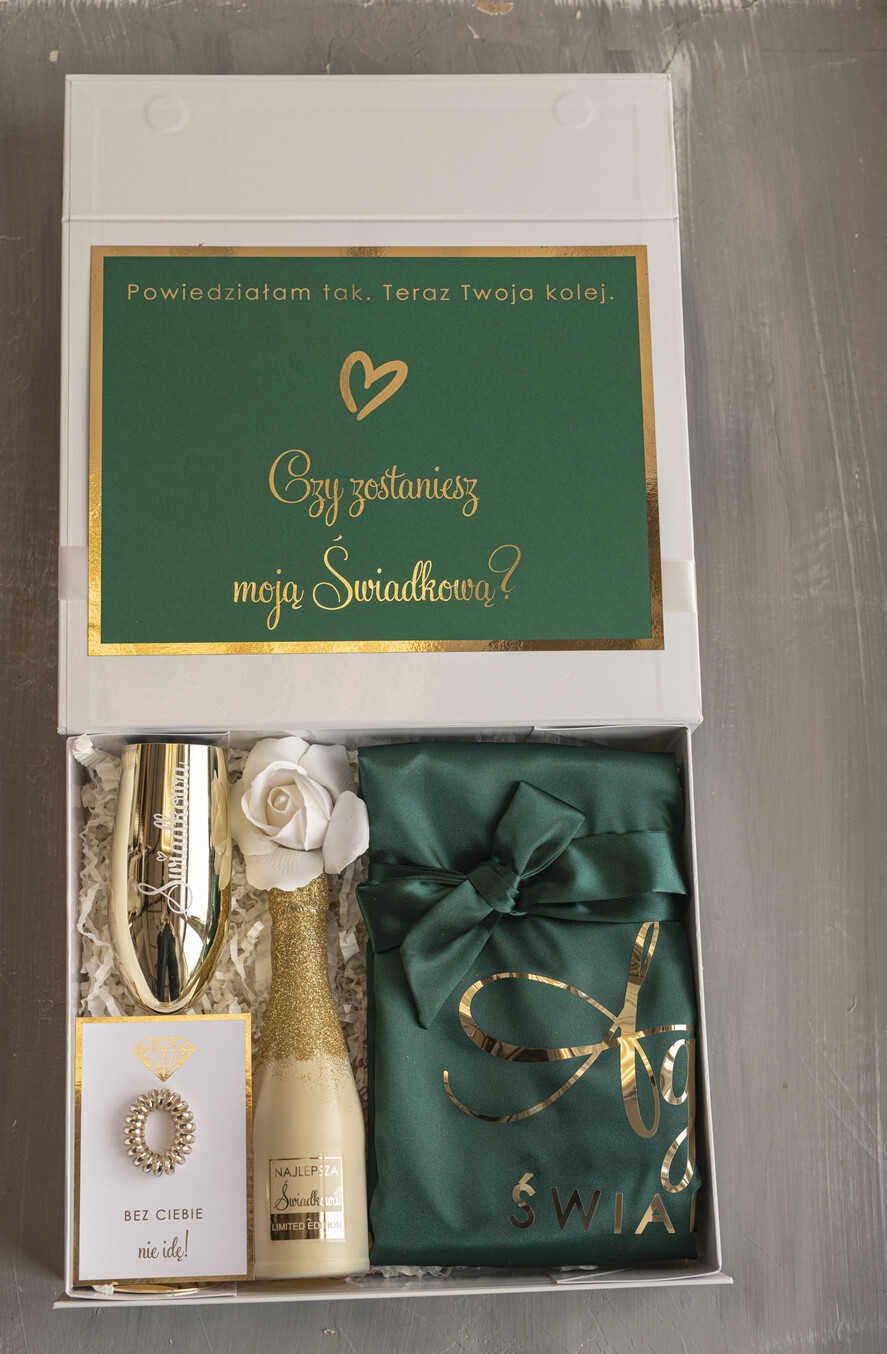 Prezenty dla świadków boxy prezentowe dla Świadkowej, prośba o świadkowanie czy zostaniesz moją świadkową pomysł na prezent dla świadkowej, Box prezentowy dla świadkowej z zielonym szlafrokiem, zestaw prezentowy dla druhny4