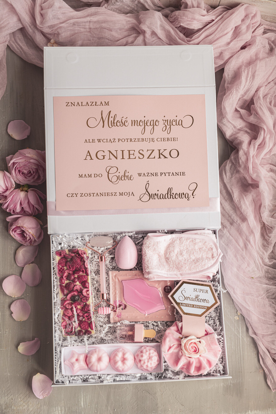 Prezenty dla świadków boxy prezentowe dla Świadkowej, prośba o świadkowanie czy zostaniesz moją świadkową pomysł na prezent dla świadkowej, Box prezentowy dla świadkowej z kosmetykami i szlafrokiem, prezent dla druhny1