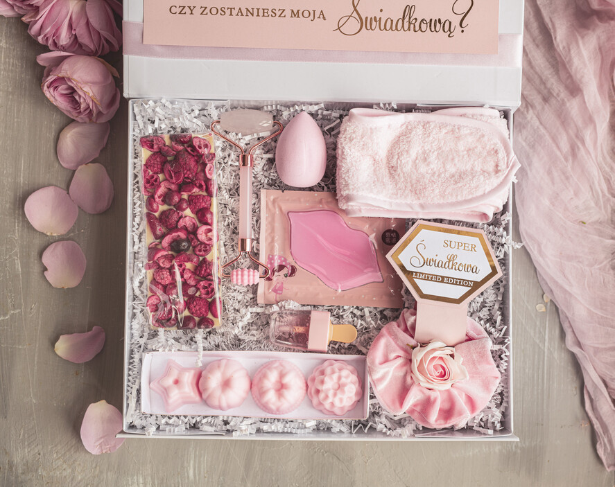 Prezenty dla świadków boxy prezentowe dla Świadkowej, prośba o świadkowanie czy zostaniesz moją świadkową pomysł na prezent dla świadkowej, Box prezentowy dla świadkowej z kosmetykami i szlafrokiem, prezent dla druhny0
