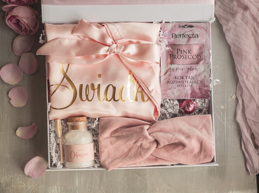 Prezenty dla świadków boxy prezentowe dla Świadkowej, prośba o świadkowanie czy zostaniesz moją świadkową pomysł na prezent dla świadkowej, Box prezentowy dla świadkowej z kosmetykami i szlafrokiem, prezent dla druhny3