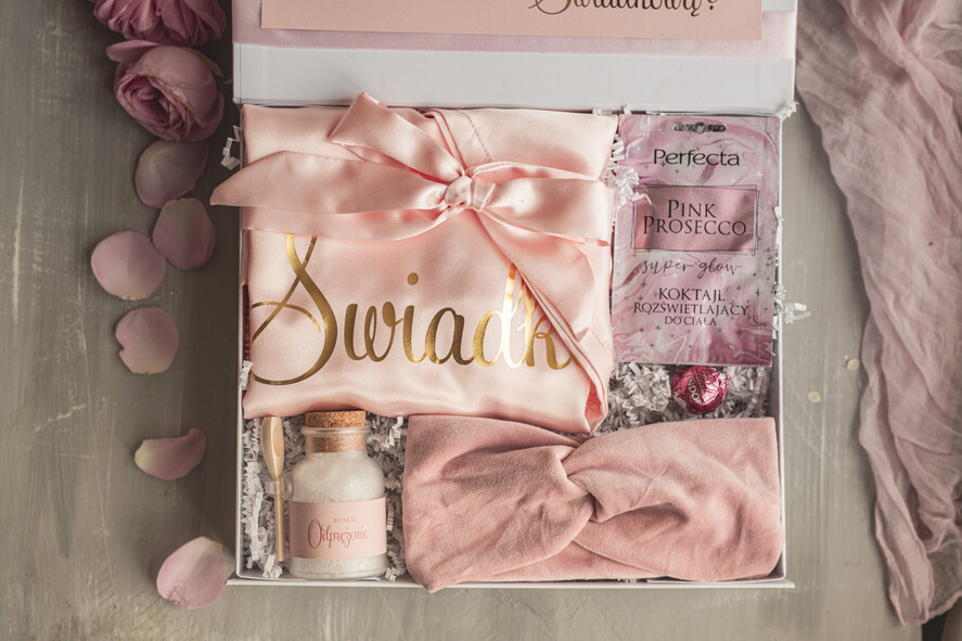Prezenty dla świadków boxy prezentowe dla Świadkowej, prośba o świadkowanie czy zostaniesz moją świadkową pomysł na prezent dla świadkowej, Box prezentowy dla świadkowej z kosmetykami i szlafrokiem, prezent dla druhny7