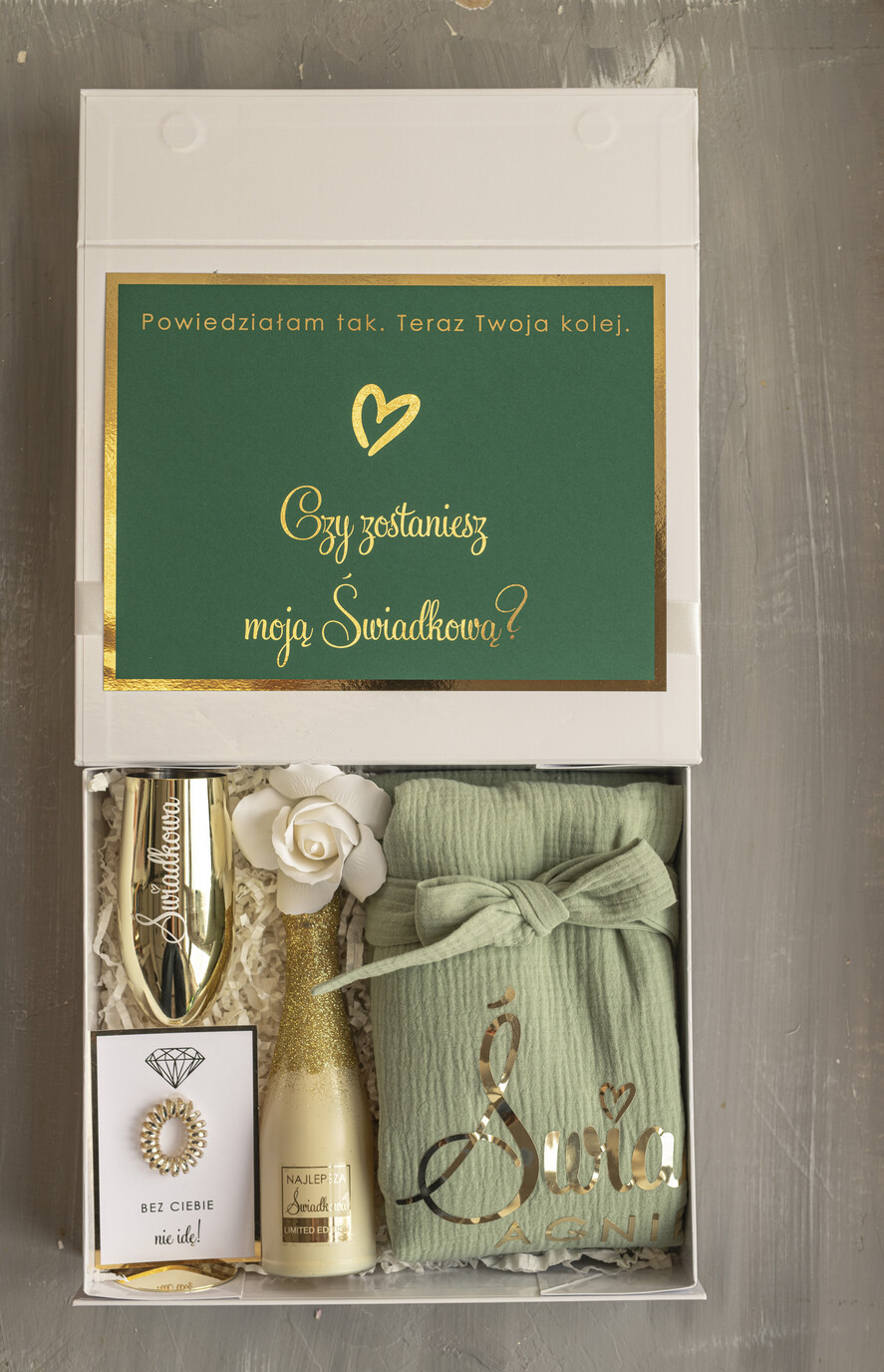 Prezenty dla świadków boxy prezentowe dla Świadkowej, prośba o świadkowanie prezent dla druhny, pomysł na prezent dla świadkowej, Box prezentowy dla świadkowej z granatowym szlafrokiem, zestaw prezentowy dla druhny1