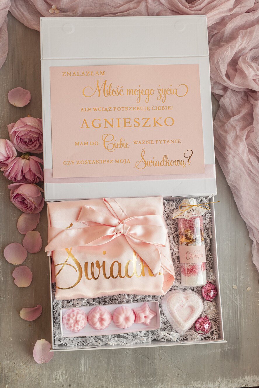 Prezenty dla świadków boxy prezentowe dla Świadkowej, prośba o świadkowanie prośba o świadkowanie, box dla świadkowej ze szlafrokiem, białe pudełko z kosmetykami dla świadkowej, niezbędnik dla Świadkowej, box prezentowy dla świadkowej1