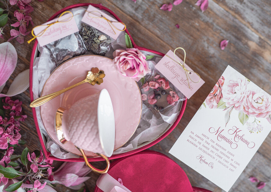 Prezenty dla Mamy zestawy w welurowych i ozdobnych pudełkach elegancki prezent na dzień mamy welurowe serce z piękną filiżanką flowerbox z filiżanką dla Mamy 1