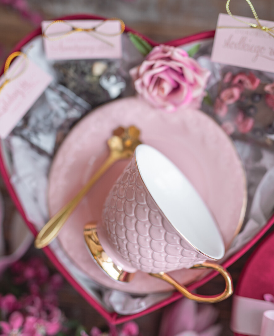 Prezenty dla Mamy zestawy w welurowych i ozdobnych pudełkach elegancki prezent na dzień mamy welurowe serce z piękną filiżanką flowerbox z filiżanką dla Mamy 2
