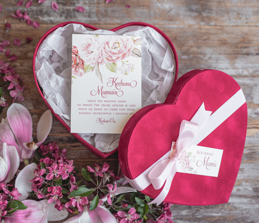 Prezenty dla Mamy zestawy w welurowych i ozdobnych pudełkach elegancki prezent na dzień mamy welurowe serce z piękną filiżanką flowerbox z filiżanką dla Mamy 3