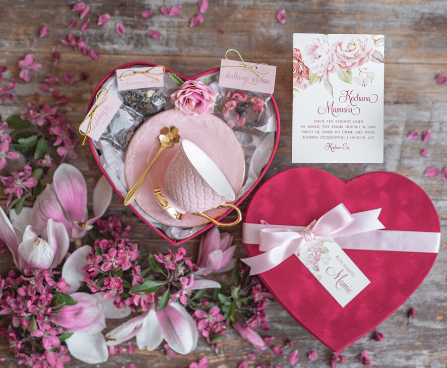 Prezenty dla Mamy zestawy w welurowych i ozdobnych pudełkach elegancki prezent na dzień mamy welurowe serce z piękną filiżanką flowerbox z filiżanką dla Mamy 0