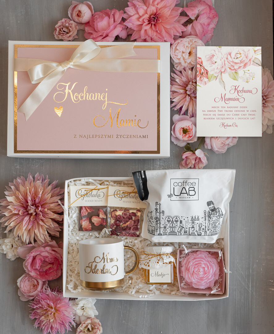 Prezenty dla Mamy zestawy w welurowych i ozdobnych pudełkach wyjątkowy prezent na dzień mamy, box prezentowy dla mamy z kubkiem, pomysł na prezent z okazji dnia Mamy, kubek z napisem Mama0