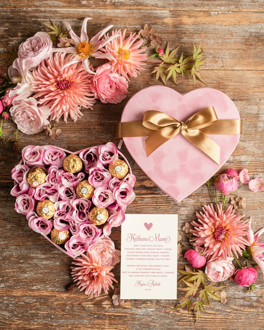 Prezenty dla Mamy biżuteria, pudełka, szkatułki na biżuterie welurowe pudełko flower box, prezent dla Mamy, pudełko serce z kwiatami i czekoladkami0