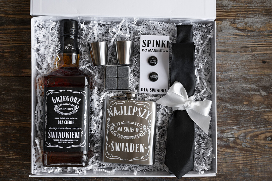 Prezenty dla świadków boxy prezentowe dla Świadka zestaw prezentowy czy zostaniesz moim świadkiem, etykieta na butelkę, GIFTBOXB DLA ŚWIADKA ZE SPINKAMI I PIERSIÓWKĄ, prezent dla świadka1