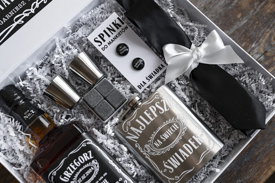 Prezenty dla świadków boxy prezentowe dla Świadka zestaw prezentowy czy zostaniesz moim świadkiem, etykieta na butelkę, GIFTBOXB DLA ŚWIADKA ZE SPINKAMI I PIERSIÓWKĄ, prezent dla świadka7