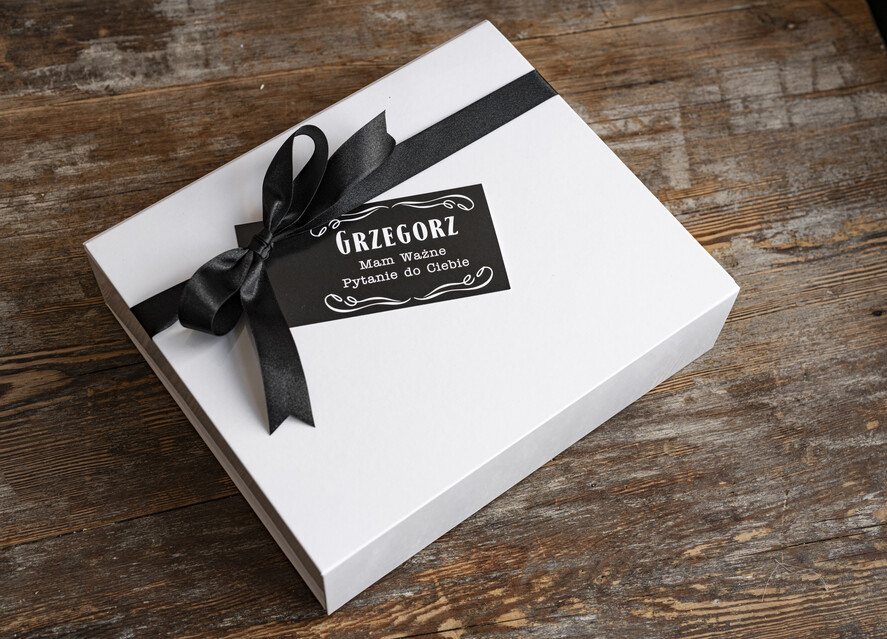 Prezenty dla świadków boxy prezentowe dla Świadka zestaw prezentowy czy zostaniesz moim świadkiem, etykieta na butelkę, GIFTBOXB DLA ŚWIADKA ZE SPINKAMI I PIERSIÓWKĄ, prezent dla świadka1