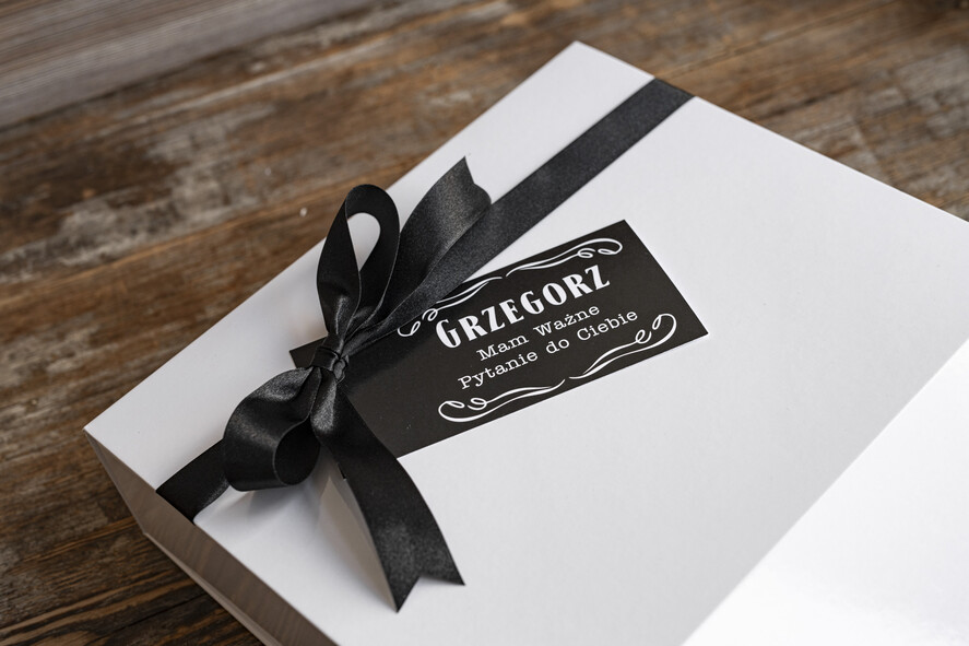 Prezenty dla świadków boxy prezentowe dla Świadka zestaw prezentowy czy zostaniesz moim świadkiem, etykieta na butelkę, GIFTBOXB DLA ŚWIADKA ZE SPINKAMI I PIERSIÓWKĄ, prezent dla świadka13
