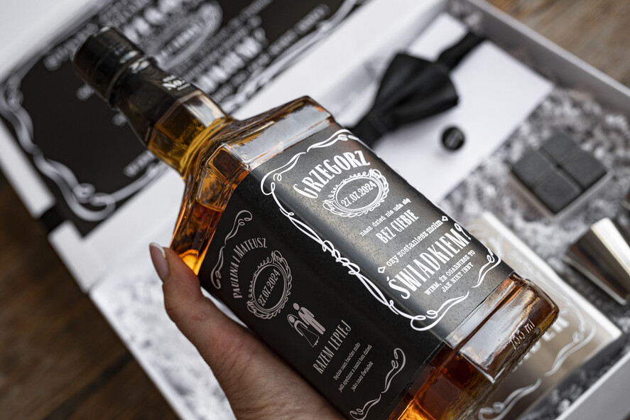 Prezenty dla świadków boxy prezentowe dla Świadka zestaw prezentowy czy zostaniesz moim świadkiem, etykieta na butelkę, GIFTBOXB DLA ŚWIADKA ZE SPINKAMI I PIERSIÓWKĄ, prezent dla świadka2