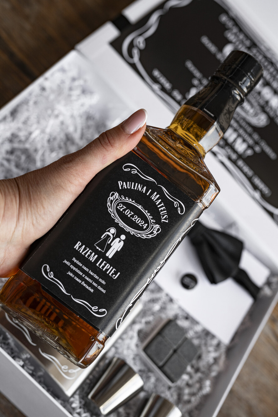 Prezenty dla świadków boxy prezentowe dla Świadka zestaw prezentowy czy zostaniesz moim świadkiem, etykieta na butelkę, GIFTBOXB DLA ŚWIADKA ZE SPINKAMI I PIERSIÓWKĄ, prezent dla świadka3