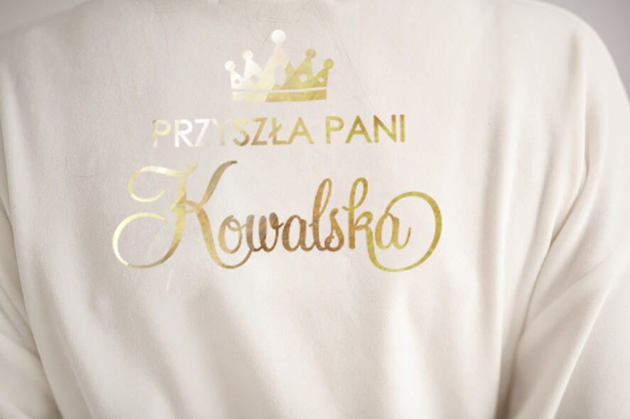 Szlafroki Ślubne z Napisami Szlafrok Ślubny dla Panny Młodej Welurowy Szlafrok dla Panny Młodej ze Złotym Napisem Podomka z imieniem Panny młodej 1