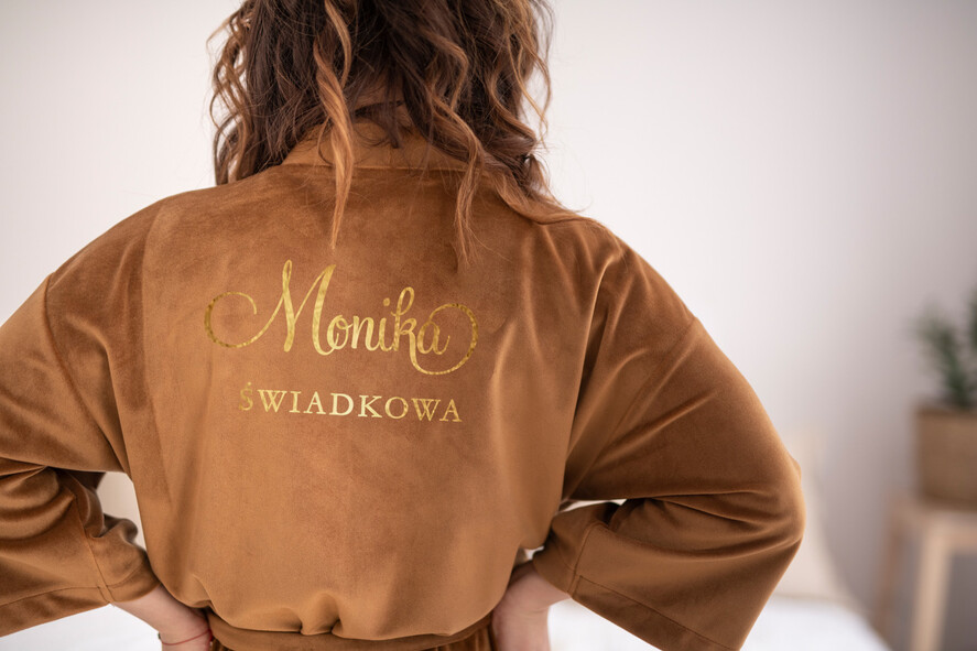 Szlafroki Ślubne z Napisami Szlafrok dla Świadkowej / Druhny / Mamy Szlafrok z Napisem Prezent dla Świadkowej Welurowy Szlafrok z Dowolnym Napisem Prośba o świadkowanie 0