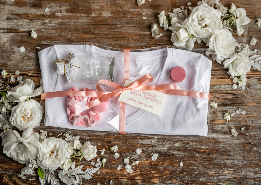wieczór Panieński zestawy podziekowania na wieczór panieński Zestaw na wieczór Panieński - Koszulka ze Złotym Napisem - T-Shirt Złote litery - zapakowany z bilecikiem1