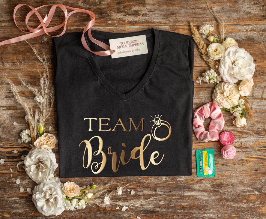 wieczór Panieński zestawy podziekowania na wieczór panieński Zestaw na wieczór Panieński - Koszulka ze Złotym Napisem Team Bride - T-Shirt Złote litery Błyszczyk do Ust0