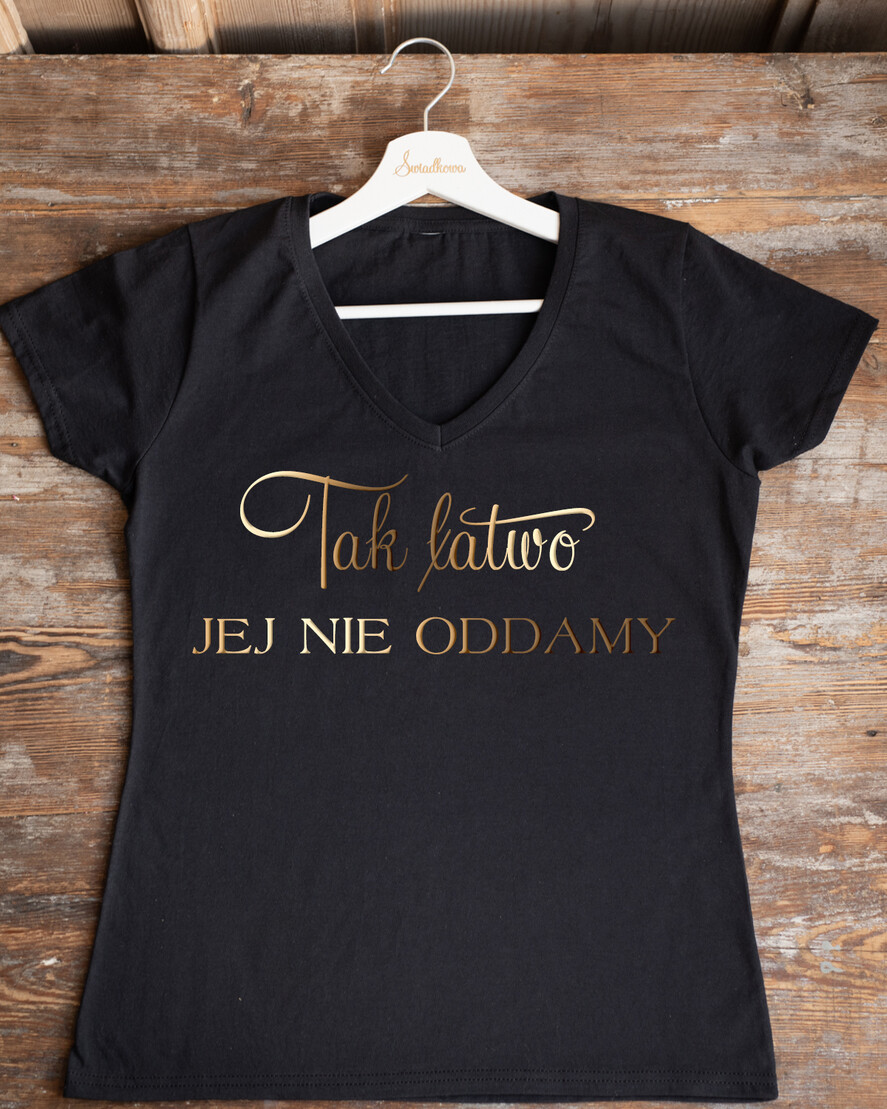 Prezenty dla Panny Młodej Koszulka na Wieczór panieński Presonalizowana Koszulka z Napisem na Wieczór Panieński T-shirt Złoty Napis Tak Łatwo jej nie Oddamy 0