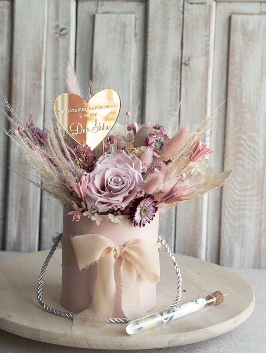 Prezenty dla Młodej Pary flowerbox, kartki z życzeniami, pudełka na prezenty prezent dla Pary Młodej flowerbox z suszonych kwiatów, pomysł na wręczenie pieniędzy Parze Młodej, kwiaty dla Pary Młodej w pudełku, kompozycja z suszonych kwiatów 7