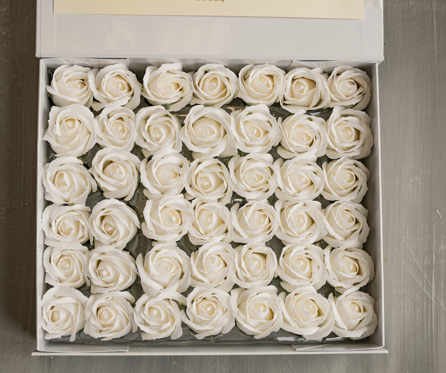 Prezenty dla Młodej Pary flowerbox, kartki z życzeniami, pudełka na prezenty Pudełko pełne róż, ozdobne pudełko z mydlanymi różami i kartką, pudełko prezentowe z dedykacja dla Młodej Pary, pudełko wypełnione mydlanymi różami 1