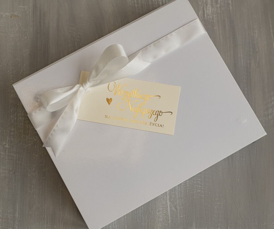 Prezenty dla Młodej Pary flowerbox, kartki z życzeniami, pudełka na prezenty Pudełko pełne róż, ozdobne pudełko z mydlanymi różami i kartką, pudełko prezentowe z dedykacja dla Młodej Pary, pudełko wypełnione mydlanymi różami 2