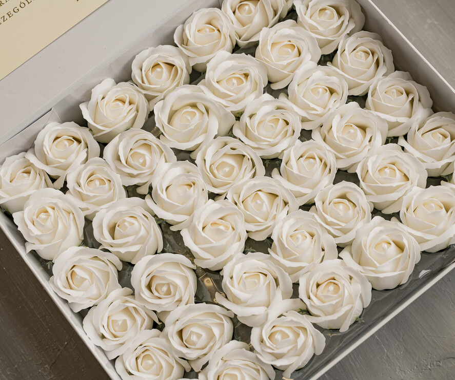 Prezenty dla Młodej Pary flowerbox, kartki z życzeniami, pudełka na prezenty Pudełko pełne róż, ozdobne pudełko z mydlanymi różami i kartką, pudełko prezentowe z dedykacja dla Młodej Pary, pudełko wypełnione mydlanymi różami 3
