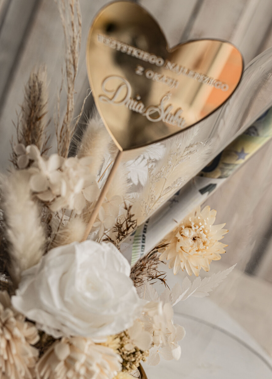 Prezenty dla Młodej Pary flowerbox, kartki z życzeniami, pudełka na prezenty prezenty z okazji ślubu dla Pary Młodej, kwiaty w szklanej kopule, kompozycja kwiatowa w szklanej kopule, fiolka na pieniądze dla młodej pary, suszone kwiaty w szkle7