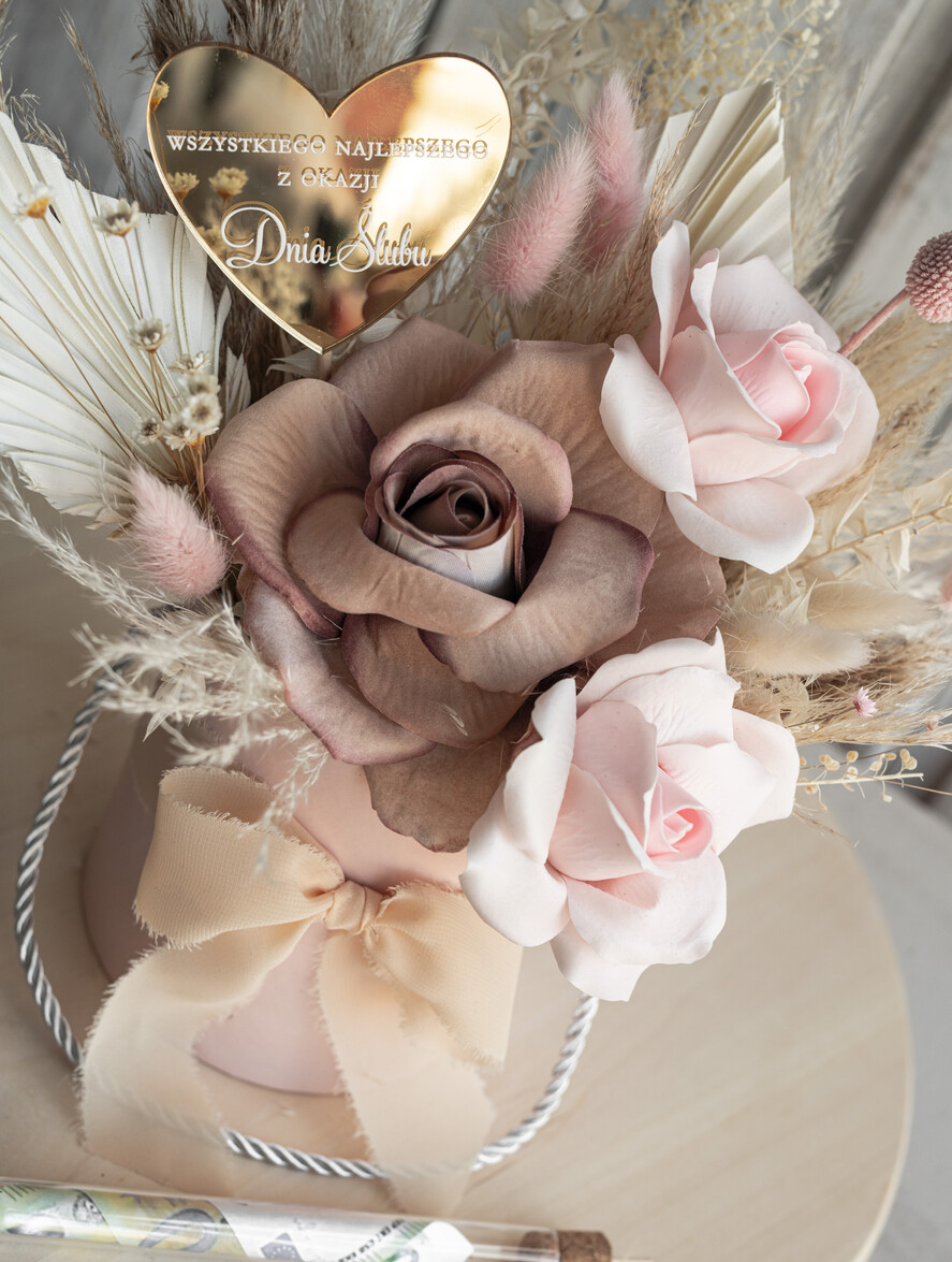 Prezenty dla Młodej Pary flowerbox, kartki z życzeniami, pudełka na prezenty kwiaty dla Pary Młodej flowerbox z suszonych kwiatów, pomysł na wręczenie pieniędzy Parze Młodej, kwiaty dla Pary Młodej w pudełku, kompozycja z suszonych kwiatów 1