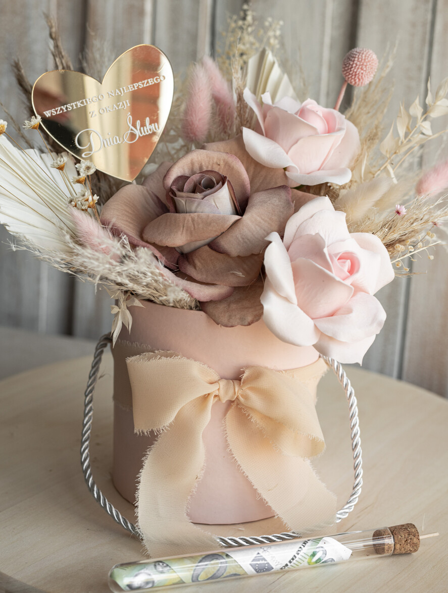 Prezenty dla Młodej Pary flowerbox, kartki z życzeniami, pudełka na prezenty kwiaty dla Pary Młodej flowerbox z suszonych kwiatów, pomysł na wręczenie pieniędzy Parze Młodej, kwiaty dla Pary Młodej w pudełku, kompozycja z suszonych kwiatów 2