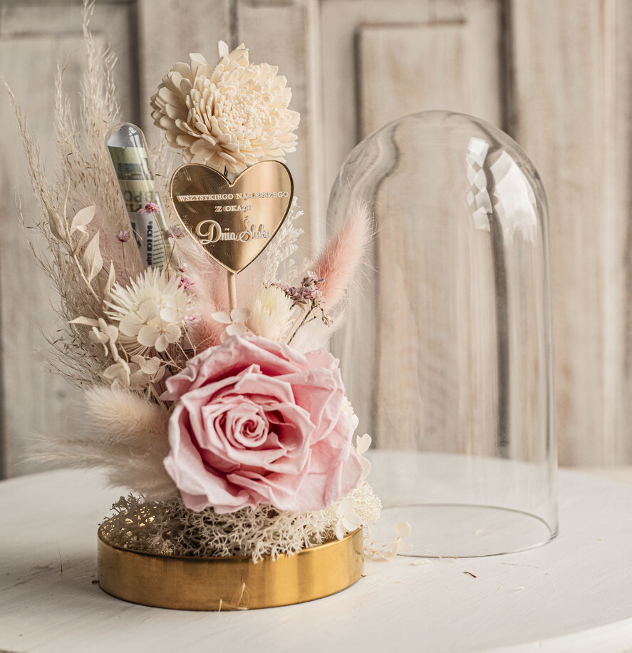 Prezenty dla Młodej Pary flowerbox, kartki z życzeniami, pudełka na prezenty prezenty z okazji ślubu dla Pary Młodej, w co zapakować pieniądze dla pary młodej, kompozycja kwiatowa w szklanej kopule, fiolka na pieniądze dla młodej pary, różowa wieczna róża3