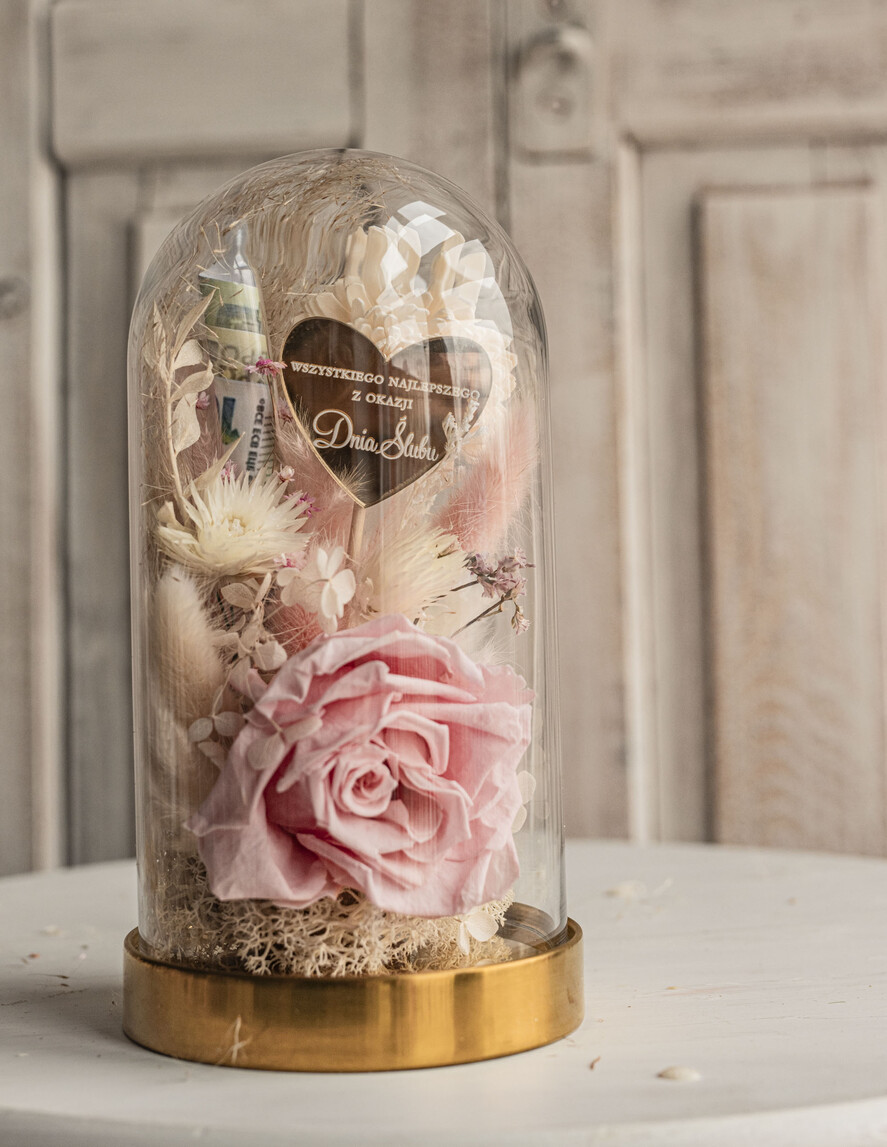 Prezenty dla Młodej Pary flowerbox, kartki z życzeniami, pudełka na prezenty prezenty z okazji ślubu dla Pary Młodej, w co zapakować pieniądze dla pary młodej, kompozycja kwiatowa w szklanej kopule, fiolka na pieniądze dla młodej pary, różowa wieczna róża4