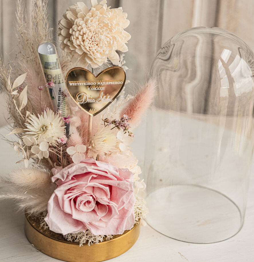 Prezenty dla Młodej Pary flowerbox, kartki z życzeniami, pudełka na prezenty prezenty z okazji ślubu dla Pary Młodej, w co zapakować pieniądze dla pary młodej, kompozycja kwiatowa w szklanej kopule, fiolka na pieniądze dla młodej pary, różowa wieczna róża8
