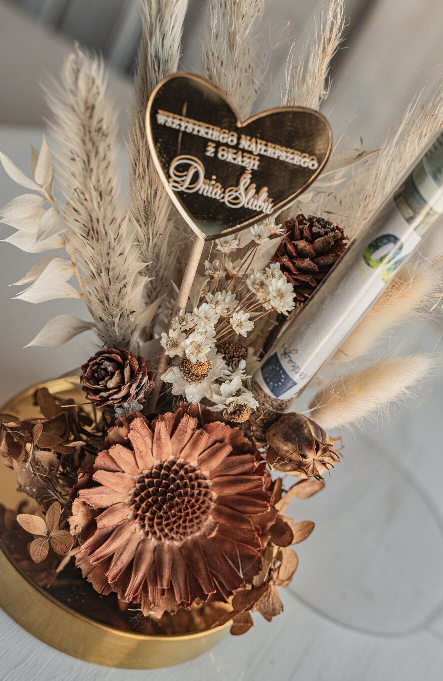 Prezenty dla Młodej Pary flowerbox, kartki z życzeniami, pudełka na prezenty prezenty z okazji ślubu dla Pary Młodej, kwiaty w szklanej kopule, kompozycja kwiatowa w szklanej kopule, fiolka na pieniądze dla młodej pary, suszone kwiaty w szkle8