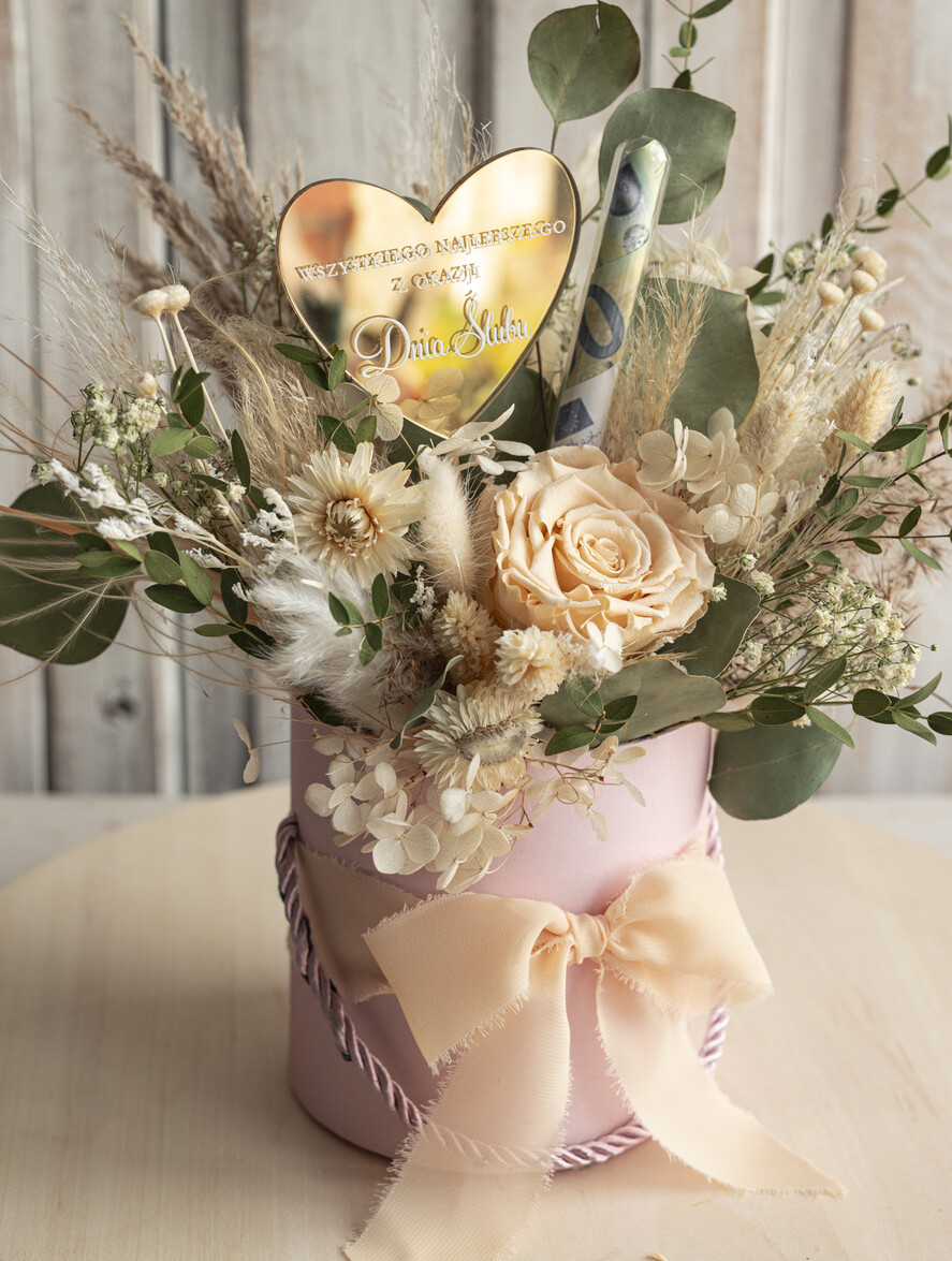 Prezenty dla Młodej Pary flowerbox, kartki z życzeniami, pudełka na prezenty kwiaty dla Pary Młodej flowerbox z suszonych kwiatów, pomysł na wręczenie pieniędzy Parze Młodej, kwiaty dla Pary Młodej w pudełku, kompozycja z suszonych kwiatów 2