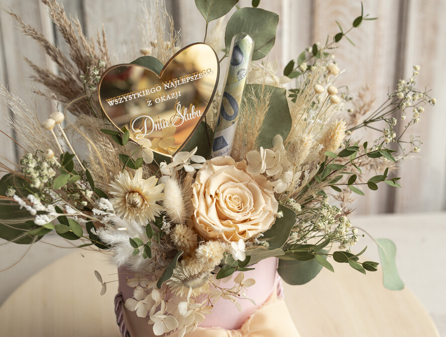 Prezenty dla Młodej Pary flowerbox, kartki z życzeniami, pudełka na prezenty kwiaty dla Pary Młodej flowerbox z suszonych kwiatów, pomysł na wręczenie pieniędzy Parze Młodej, kwiaty dla Pary Młodej w pudełku, kompozycja z suszonych kwiatów 4