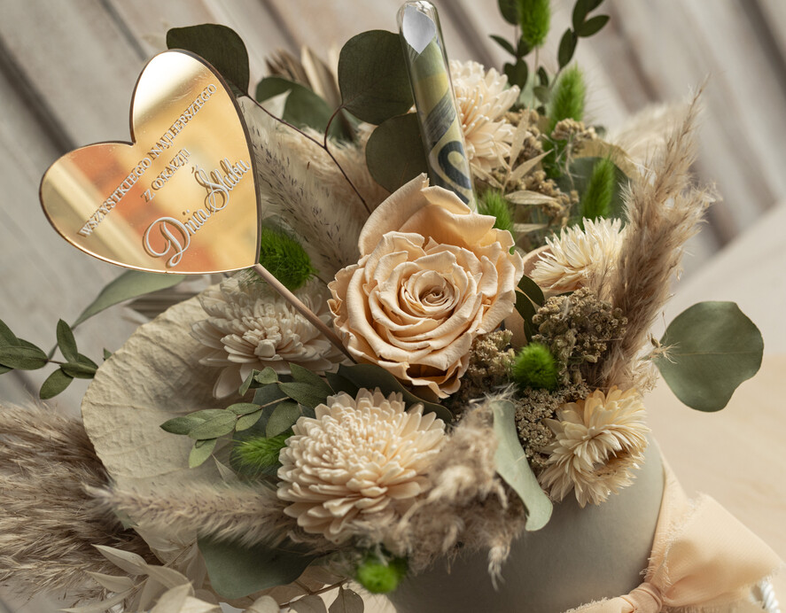 Prezenty dla Młodej Pary flowerbox, kartki z życzeniami, pudełka na prezenty prezent dla Pary Młodej flowerbox z suszonych kwiatów, pomysł na wręczenie pieniędzy Parze Młodej, kwiaty dla Pary Młodej w pudełku, kompozycja z suszonych kwiatów 1