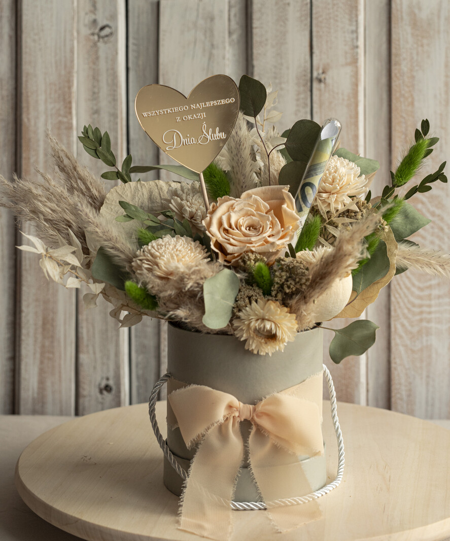Prezenty dla Młodej Pary flowerbox, kartki z życzeniami, pudełka na prezenty prezent dla Pary Młodej flowerbox z suszonych kwiatów, pomysł na wręczenie pieniędzy Parze Młodej, kwiaty dla Pary Młodej w pudełku, kompozycja z suszonych kwiatów 3